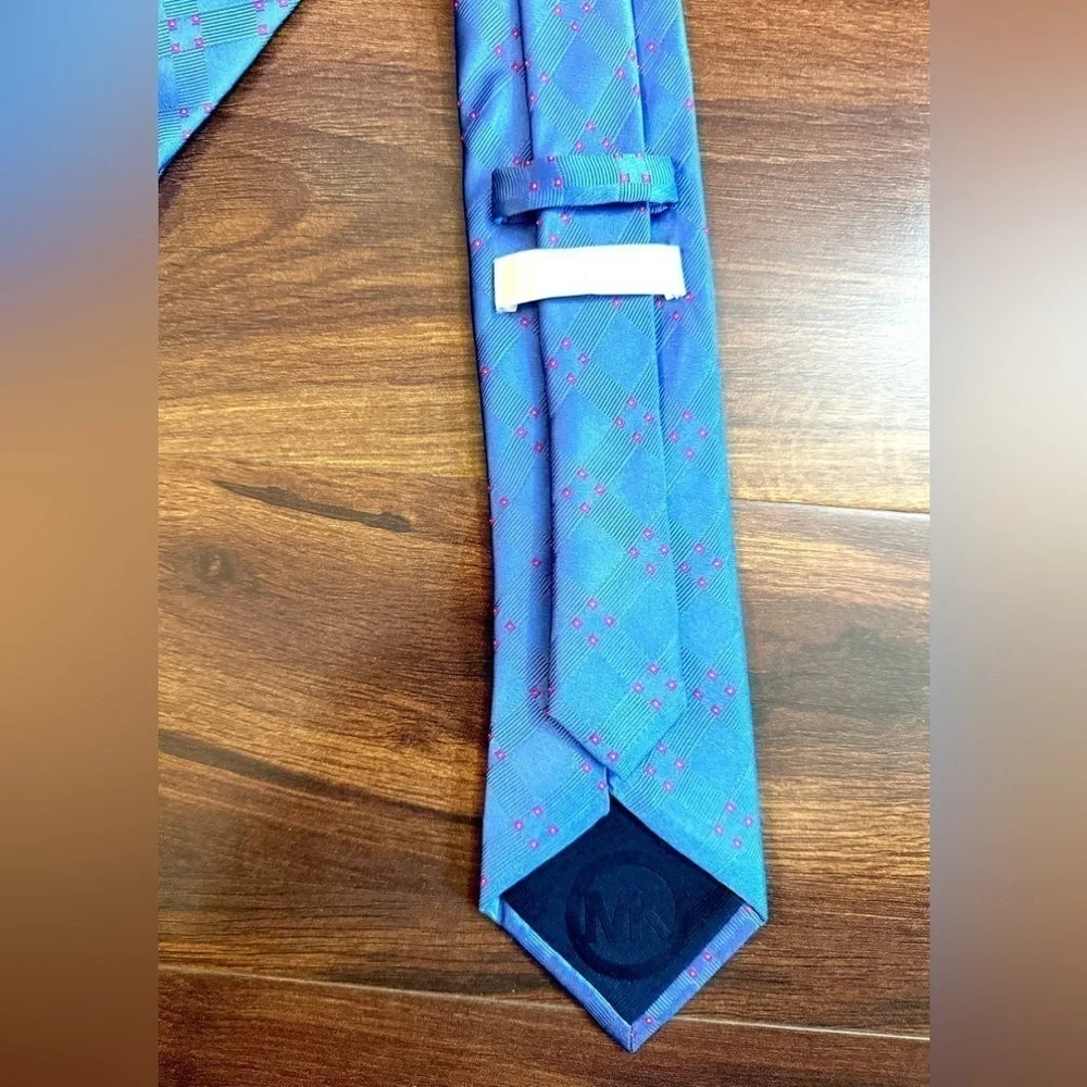 Elegant MICHAEL KORS 100% Silk Blue Jacquard Necktie Like New